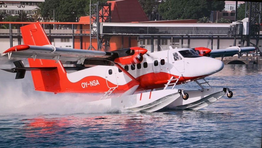 Santa Cruz de Tenerife welcomes the passenger seaplane that will connect the two Canary Islands capitals. 